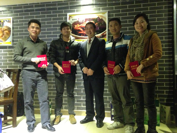  告別2013迎接2014,卓石公司團(tuán)隊(duì)年終聚餐,一起探討企業(yè)發(fā)展戰(zhàn)略與品嘗舌尖上的美味，非常感謝大家一直以來對卓石公司的支持，2014年我們會更加努力，會做得更好！